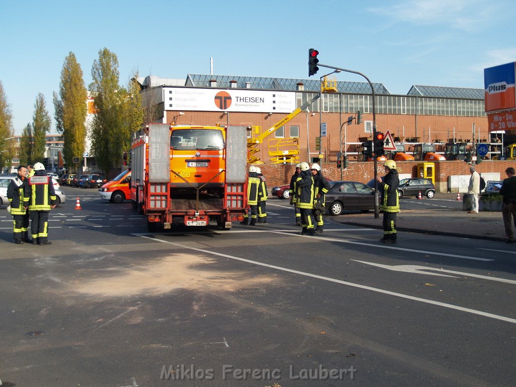 Schwerer VU Notarzt Pkw Koeln Ehrenfeld Weinsbergstr Oskar 176.JPG